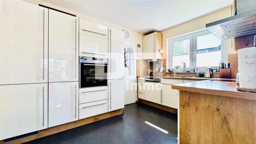 Modernes Familienglück nahe KfW 55-Standard mit Terrasse, Carport und Parkplatz - EG Offener Küchenbereich mit EBK